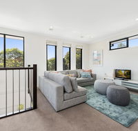 Spacious 4-Bed House with Parking and Backyard - Accommodation Bookings