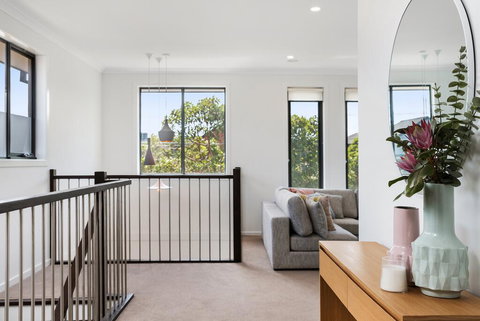 Spacious 4-Bed House With Parking And Backyard - Accommodation Bookings 1