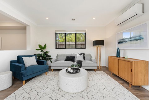 Spacious 4-Bed House With Parking And Backyard - Accommodation Bookings 2