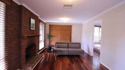 Spacious And Cozy Home Next To Glen Waverley - Accommodation Bookings 2