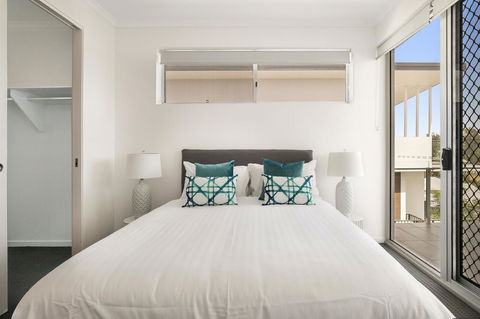 Spacious Apartment With Generous Entertaining - Accommodation Bookings 3
