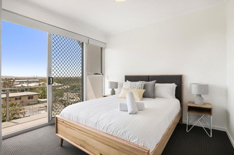 Spacious Apartment With Generous Entertaining - Accommodation Bookings 2