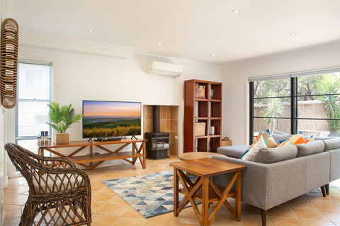 Spacious Home In The Heart Of Avalon Beach - Accommodation Bookings 3