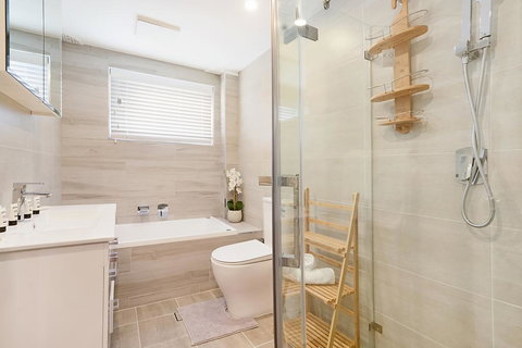 Spacious Renovated Apartment In Quiet Area - Accommodation Bookings 3