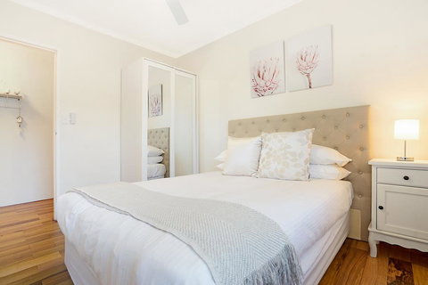 Spacious Renovated Apartment In Quiet Area - Accommodation Bookings 2