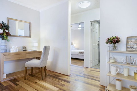 Spacious Renovated Apartment In Quiet Area - Accommodation Bookings 1