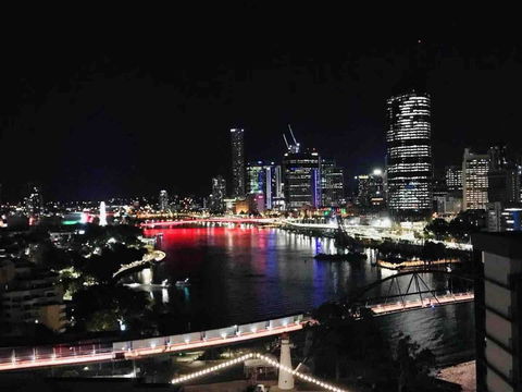 Spacious River Front 2 Bed Apt Central Location - Accommodation Bookings 3
