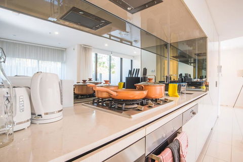 Spacious&Cozy 1 Bedroom + 1 Bathroom Zetland APT - Accommodation Bookings 1