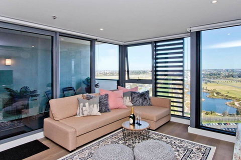 Spectacular Private Balcony Views With Pool - Accommodation Bookings 0