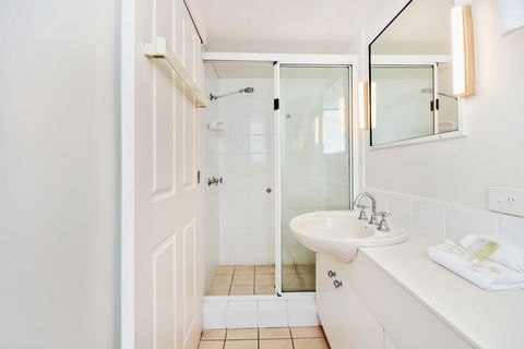 SPIN13- ESCAPE TO MOOLOOLABA - Accommodation Bookings 3