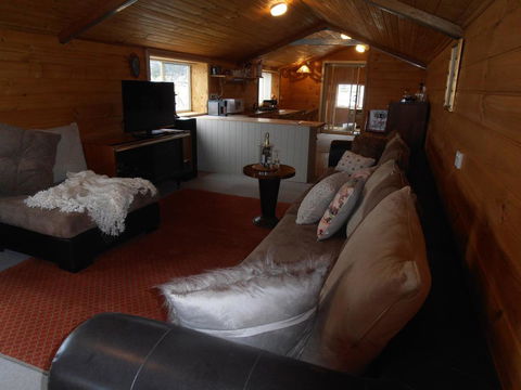 Springmead Rustic Cabin - Accommodation Bookings 3