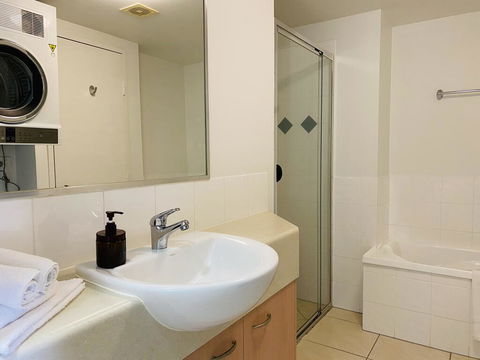 Steps From Mudjimba Beach 3 BR Apt Sunshine Coast With WIFI,Pool,Parking - Accommodation Bookings 2