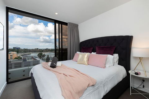 STH - River Views, Fast Internet, Long Stays - Accommodation Bookings 1