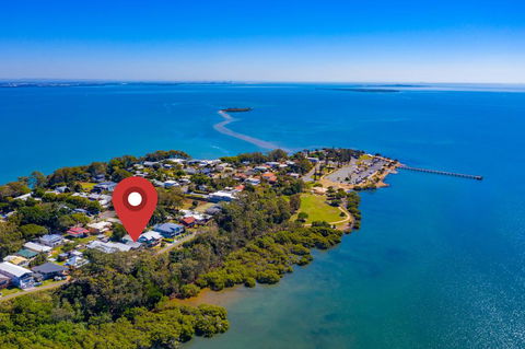 Stunning Family Escape On The Point With Bay Views - Accommodation Bookings 2