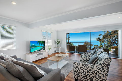 Stunning Family Escape On The Point With Bay Views - Accommodation Bookings 0