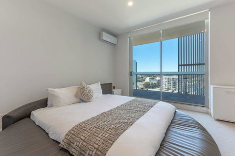 Stunning Urban Apt Wt Parking Near CBD & Airport - Accommodation Bookings 3