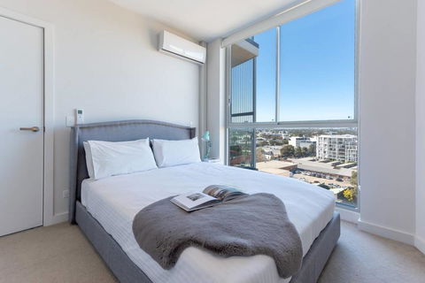 Stunning Urban Apt Wt Parking Near CBD & Airport - Accommodation Bookings 1