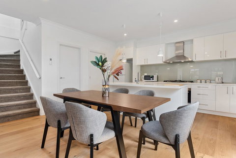 Style, Comfort And Convenience - Accommodation Bookings 1