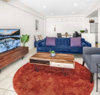 Stylish 2-Bed Apartment with Sweeping River Views - Accommodation Bookings
