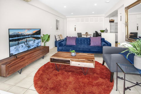 Stylish 2-Bed Apartment With Sweeping River Views - Accommodation Bookings 0