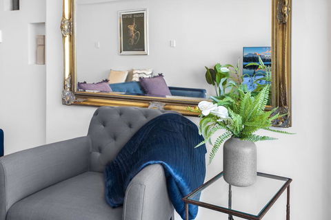 Stylish 2-Bed Apartment With Sweeping River Views - Accommodation Bookings 3