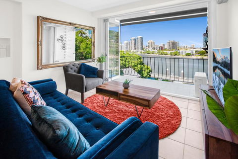 Stylish 2-Bed Apartment With Sweeping River Views - Accommodation Bookings 1