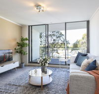 Stylish apartment minutes from city and airport - Accommodation Bookings