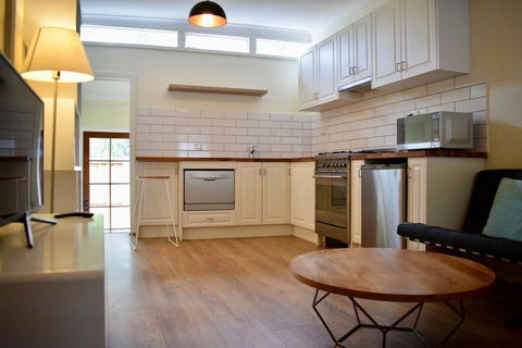 Stylish Cute Cottage In McMahons Point - Accommodation Bookings 1