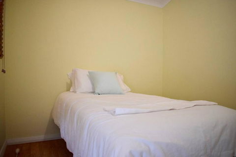 Stylish Cute Cottage In McMahons Point - Accommodation Bookings 3