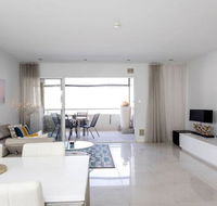 Stylish Executive Apartment With Balcony