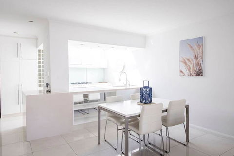 Stylish Executive Apartment With Balcony - Accommodation Bookings 2