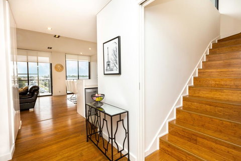Stylish Inner City Penthouse Apartment - Accommodation Bookings 1