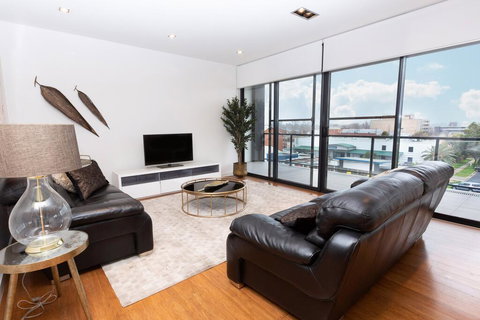 Stylish Inner City Penthouse Apartment - Accommodation Bookings 0