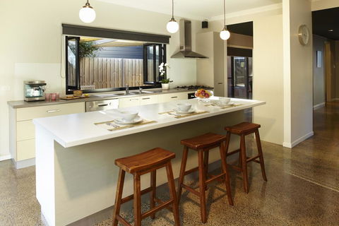 Stylish Living- Fireplace, WiFi, Linen, 4 Bdrm, Beach 850m - Accommodation Bookings 0