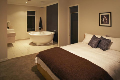Stylish Living- Fireplace, WiFi, Linen, 4 Bdrm, Beach 850m - Accommodation Bookings 2