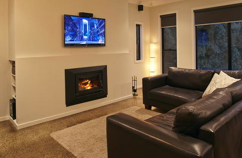 Stylish Living- Fireplace, WiFi, Linen, 4 Bdrm, Beach 850m - Accommodation Bookings 1