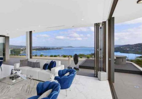Stylish Penthouse With Views & Jacuzzi - Accommodation Bookings 1