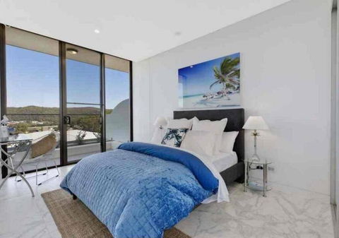 Stylish Penthouse With Views & Jacuzzi - Accommodation Bookings 2