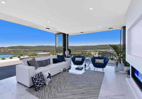 Stylish Penthouse With Views & Jacuzzi - Accommodation Bookings 0