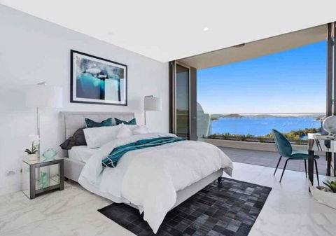 Stylish Penthouse With Views & Jacuzzi - Accommodation Bookings 3