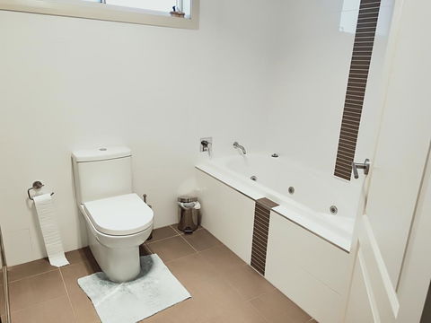 Stylish Private Bathroom-Luxurious Modern Big Home - Accommodation Bookings 2