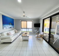 STYLISH RESIDENCE LARGE PRIVATE YARD - CLOSE TO DREAMWORLD - Accommodation Bookings