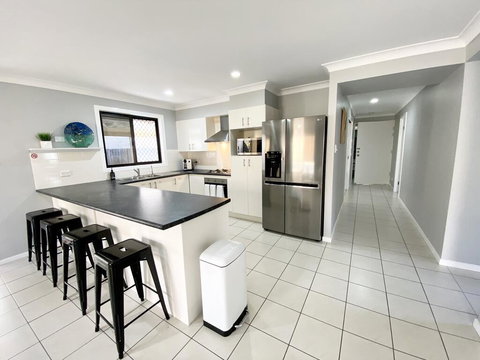 STYLISH RESIDENCE, LARGE PRIVATE YARD - CLOSE TO DREAMWORLD - Accommodation Bookings 3