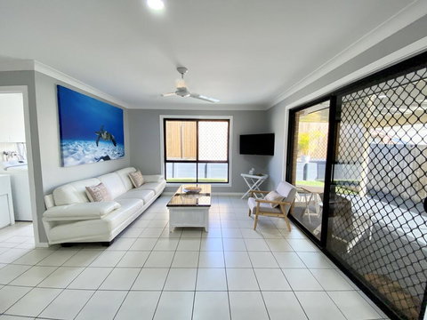STYLISH RESIDENCE, LARGE PRIVATE YARD - CLOSE TO DREAMWORLD - Accommodation Bookings 0
