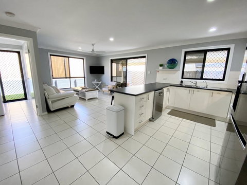 STYLISH RESIDENCE, LARGE PRIVATE YARD - CLOSE TO DREAMWORLD - Accommodation Bookings 2