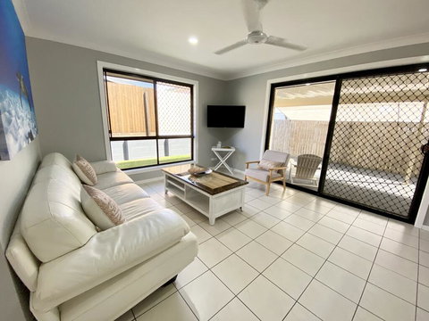 STYLISH RESIDENCE, LARGE PRIVATE YARD - CLOSE TO DREAMWORLD - Accommodation Bookings 1