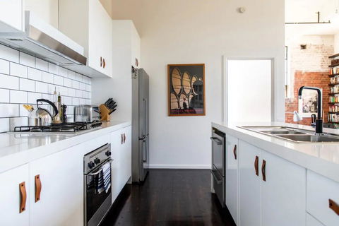 Stylish Warehouse Conversion In The Heart Of Fitzroy - Accommodation Bookings 2