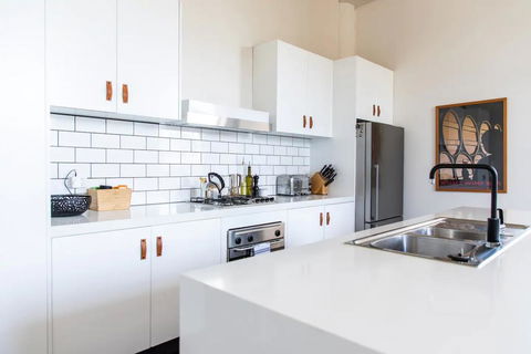 Stylish Warehouse Conversion In The Heart Of Fitzroy - Accommodation Bookings 3