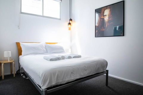 Stylish Warehouse Convert 2 Bedroom Apartment - Accommodation Bookings 3