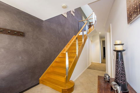 STYLISH, SUN-DRENCHED AND SOPHISTICATED - Accommodation Bookings 1